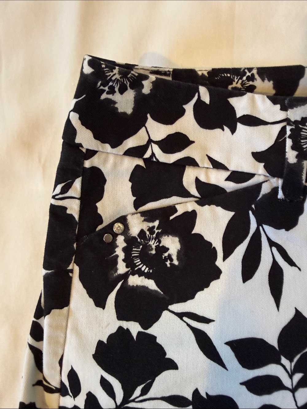 White House Black Market Black & White Floral  Shorts - Picture 3 of 6